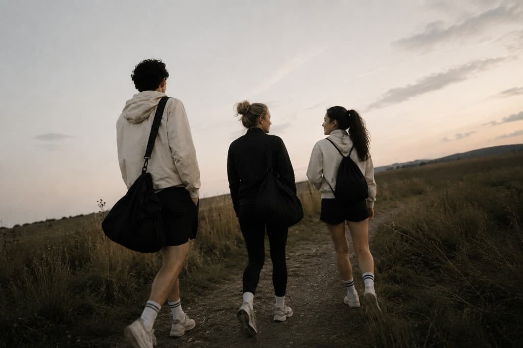 Personne marchant sur un chemin dans un champ