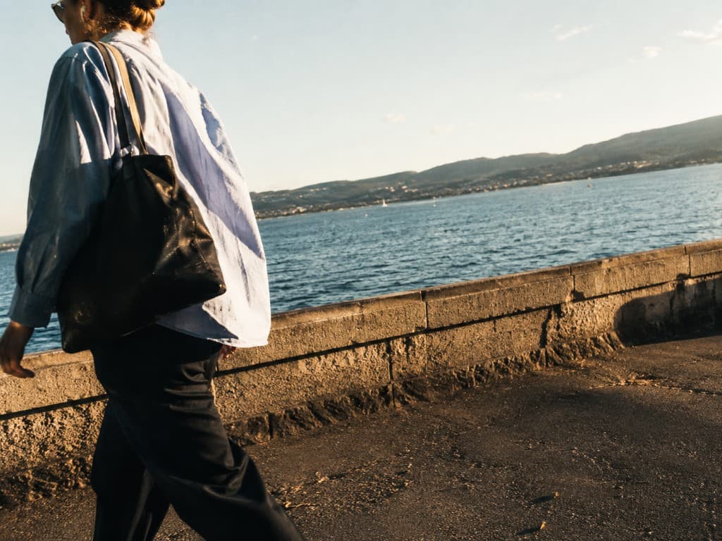 Personne marchant au bord d'un lac